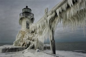 frozen-lighthouse-st-joseph-north-pier-lake-michigan-3